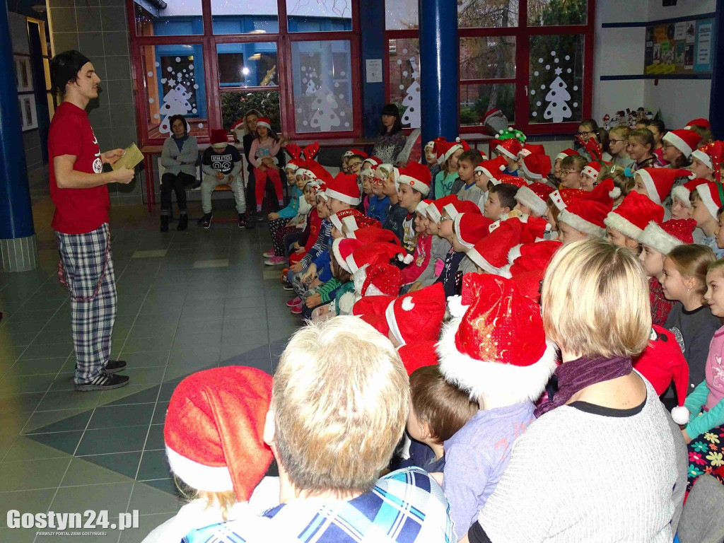 Oglądali spektakle w czapkach mikołajów
