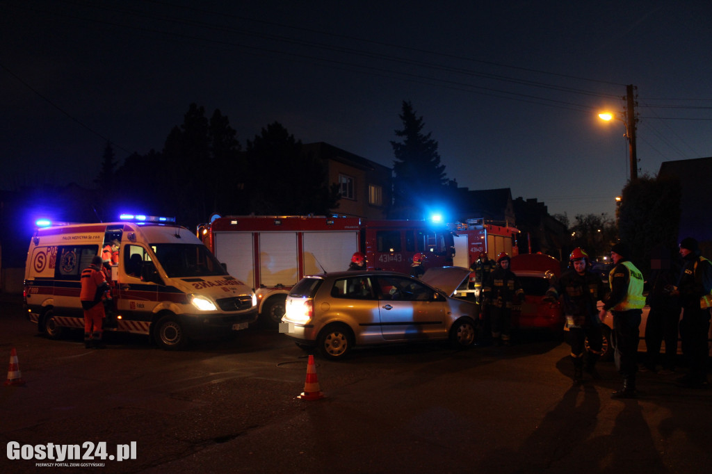 Zderzenie trzech samochodów na skrzyżowaniu