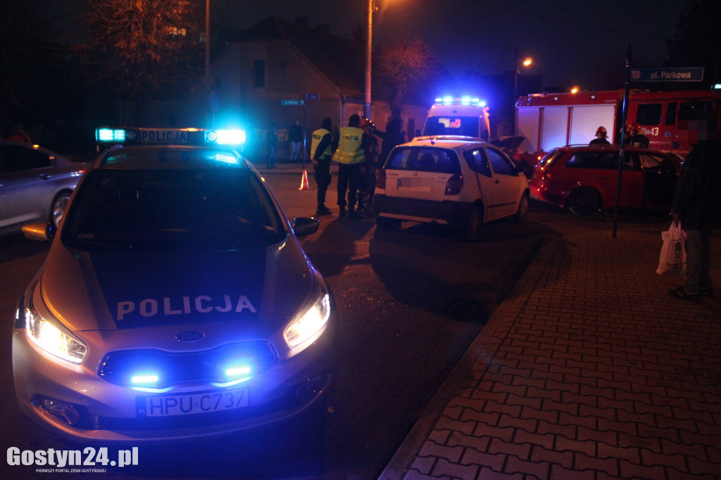 Zderzenie trzech samochodów na skrzyżowaniu