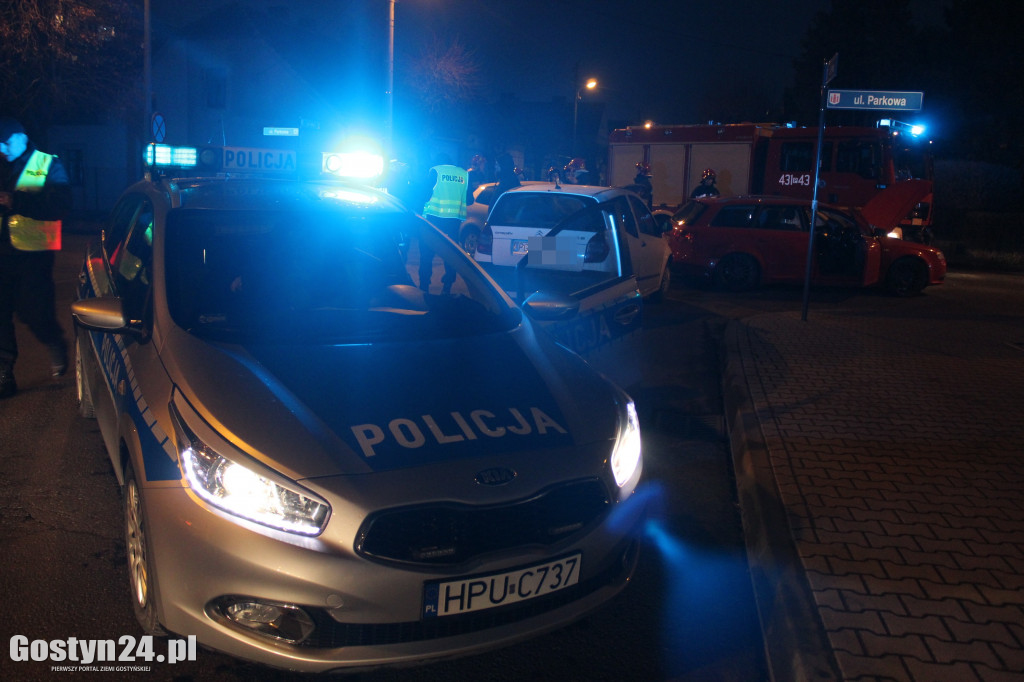 Zderzenie trzech samochodów na skrzyżowaniu