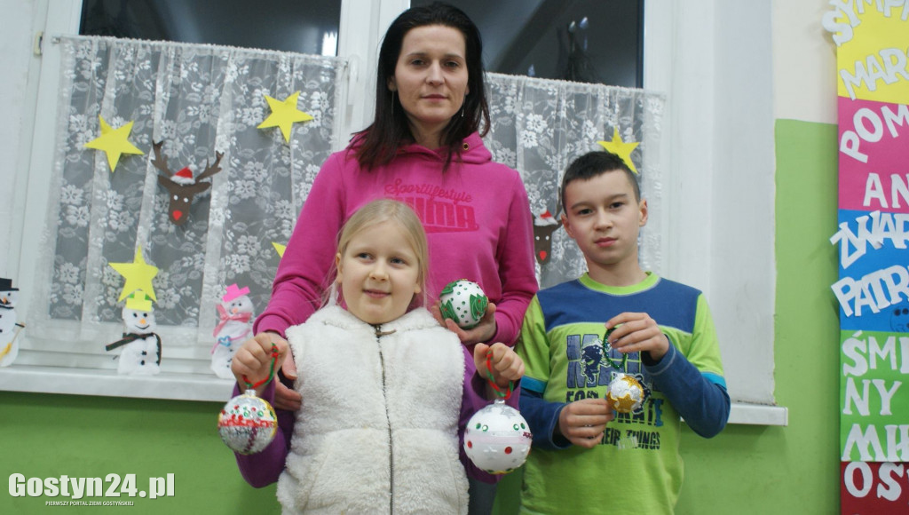 Dzieci same zrobiły ozdoby na choinki