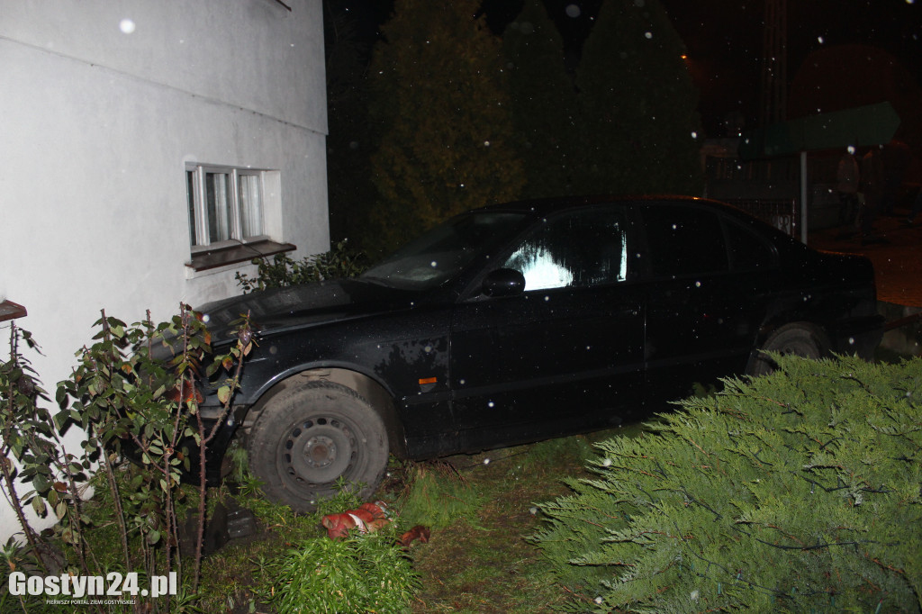 Pijany kierowca wjechał w budynek mieszkalny