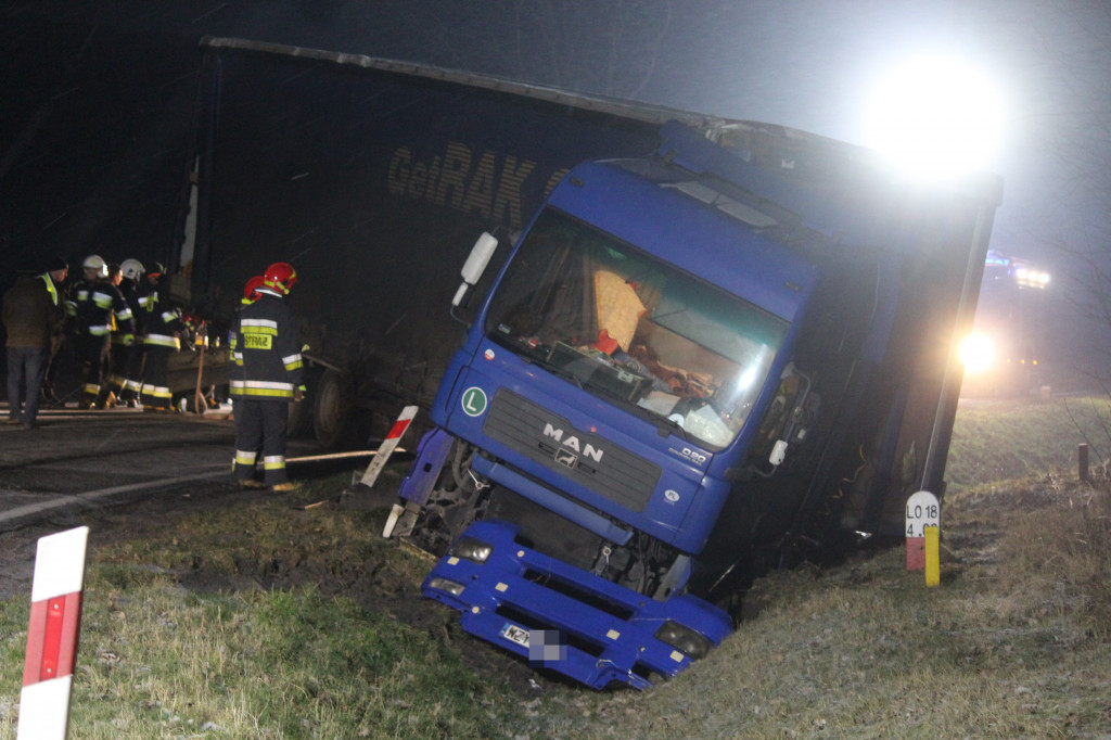 Tir wpadł do rowu na krajowej 12