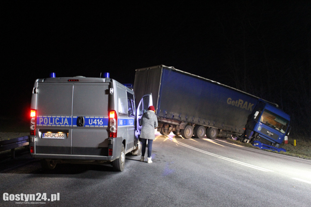 Tir wpadł do rowu na krajowej 12