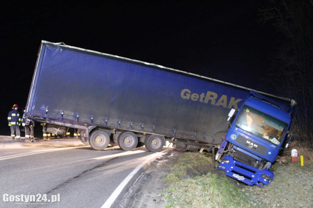 Tir wpadł do rowu na krajowej 12