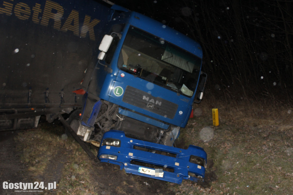 Tir wpadł do rowu na krajowej 12