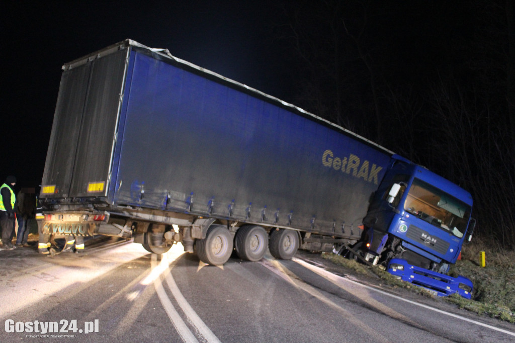 Tir wpadł do rowu na krajowej 12
