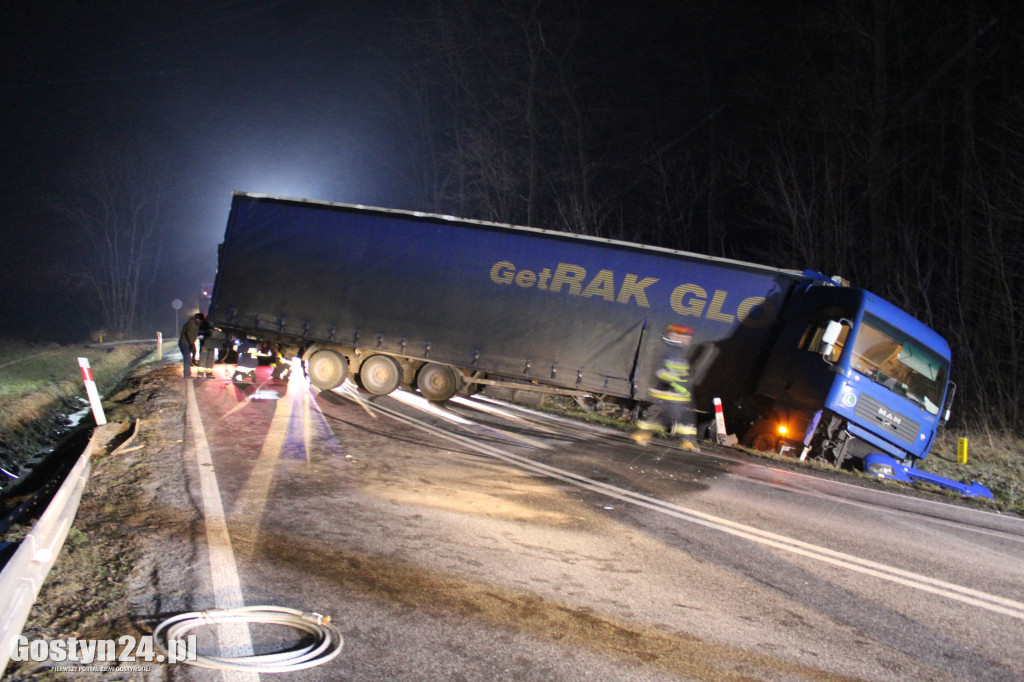 Tir wpadł do rowu na krajowej 12