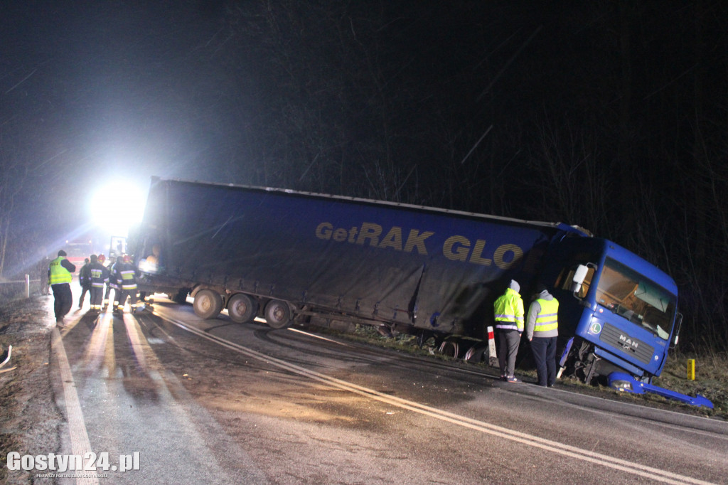 Tir wpadł do rowu na krajowej 12