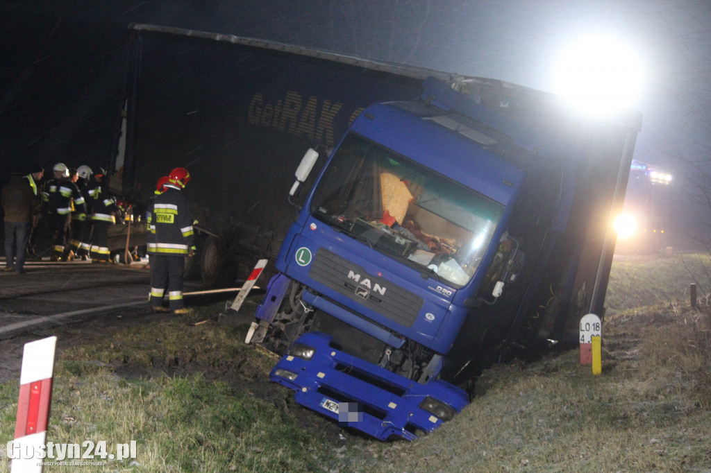 Tir wpadł do rowu na krajowej 12