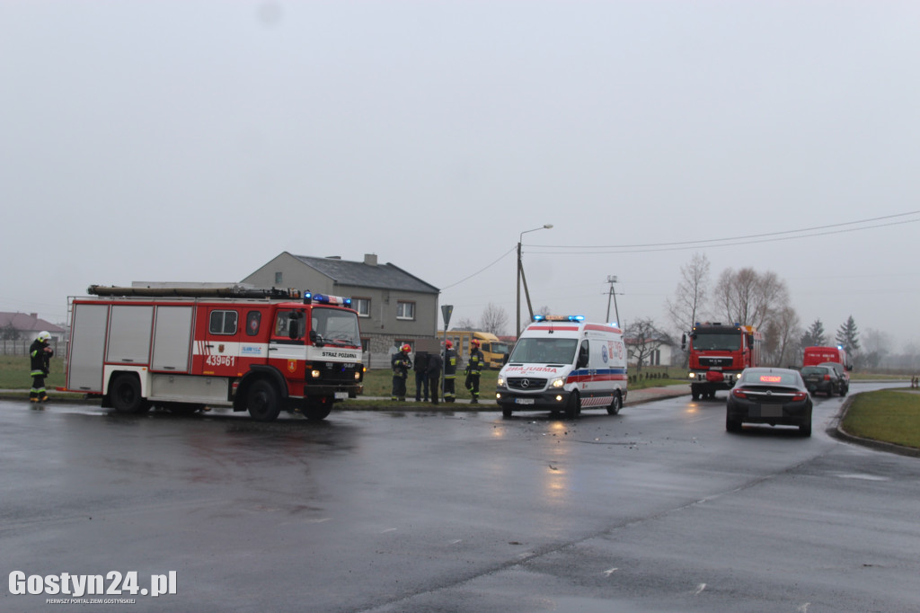 Zderzenie dwóch osobówek na skrzyżowaniu