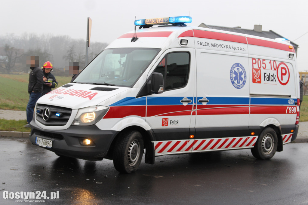 Zderzenie dwóch osobówek na skrzyżowaniu