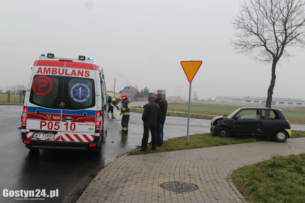 Zderzenie dwóch osobówek na skrzyżowaniu