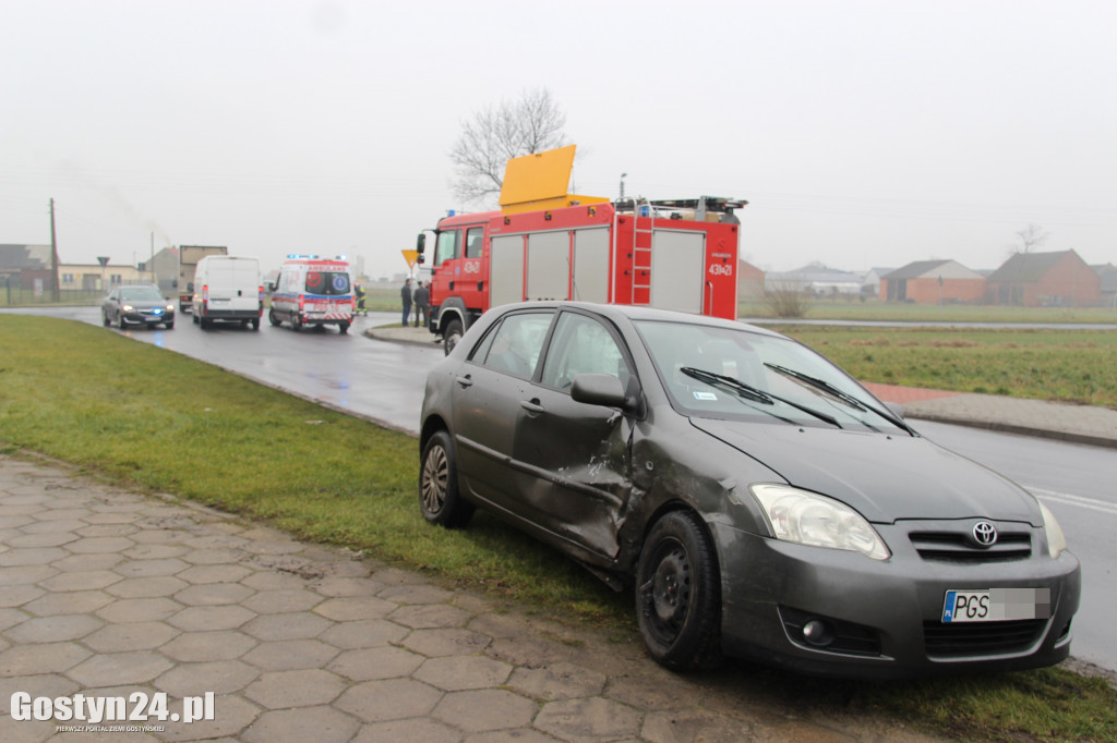 Zderzenie dwóch osobówek na skrzyżowaniu