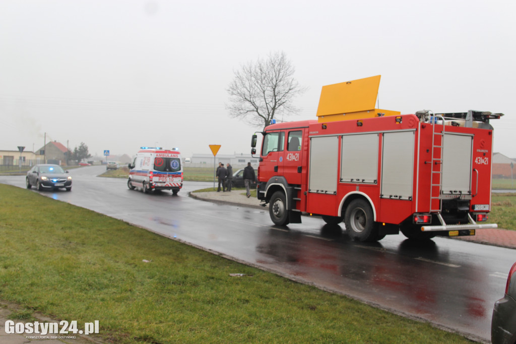 Zderzenie dwóch osobówek na skrzyżowaniu