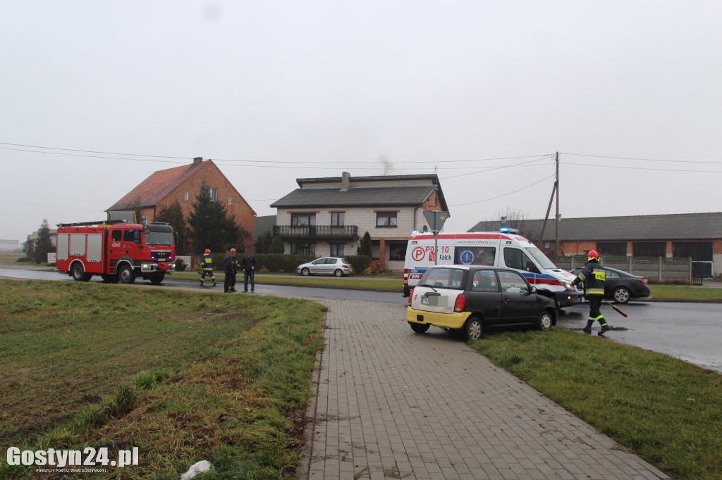Zderzenie dwóch osobówek na skrzyżowaniu