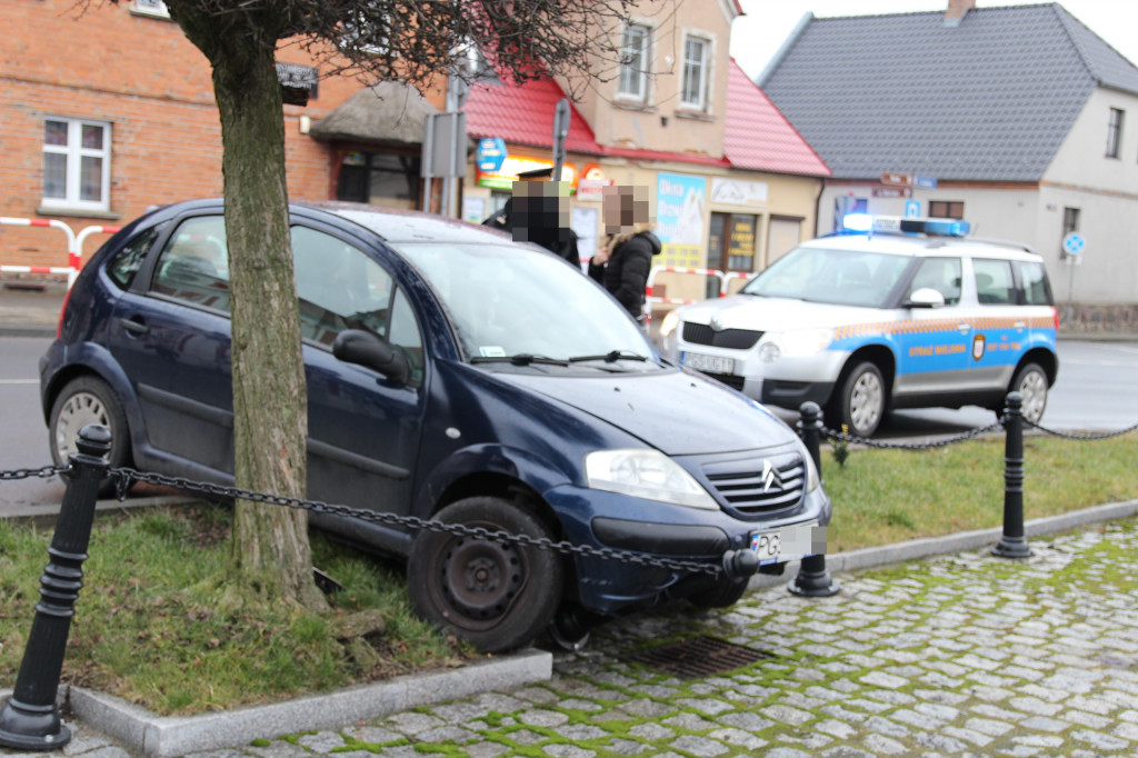 Samochód uderzył w barierki na rynku