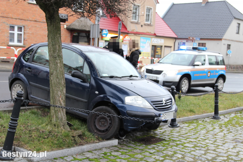 Samochód uderzył w barierki na rynku