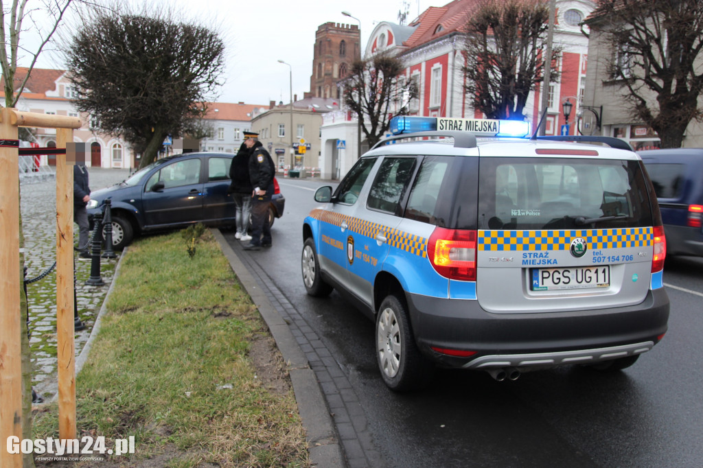 Samochód uderzył w barierki na rynku