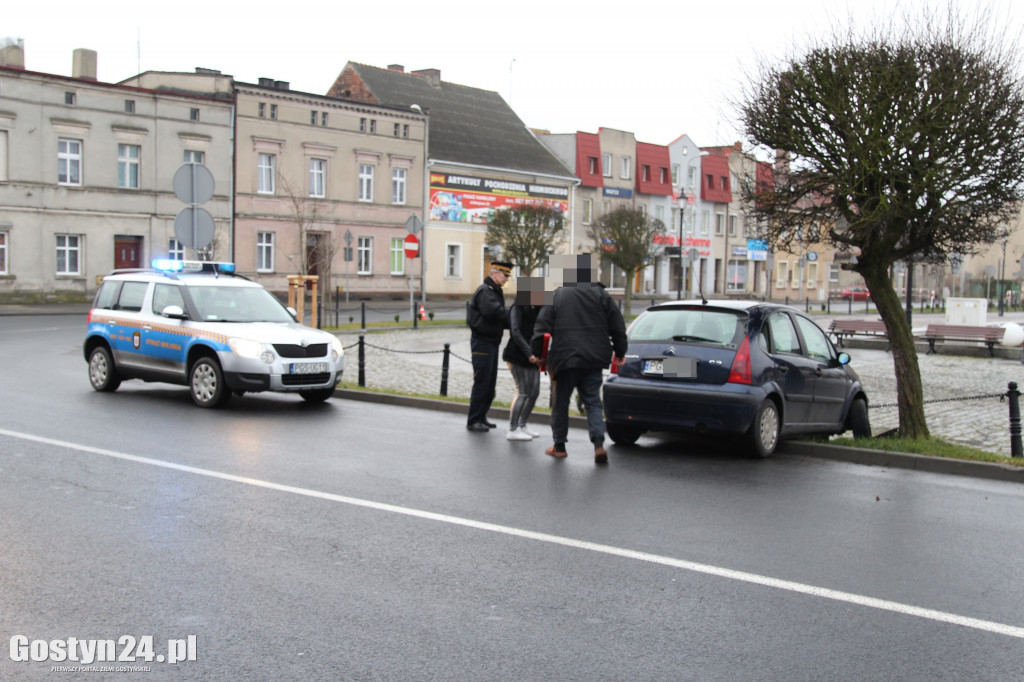 Samochód uderzył w barierki na rynku