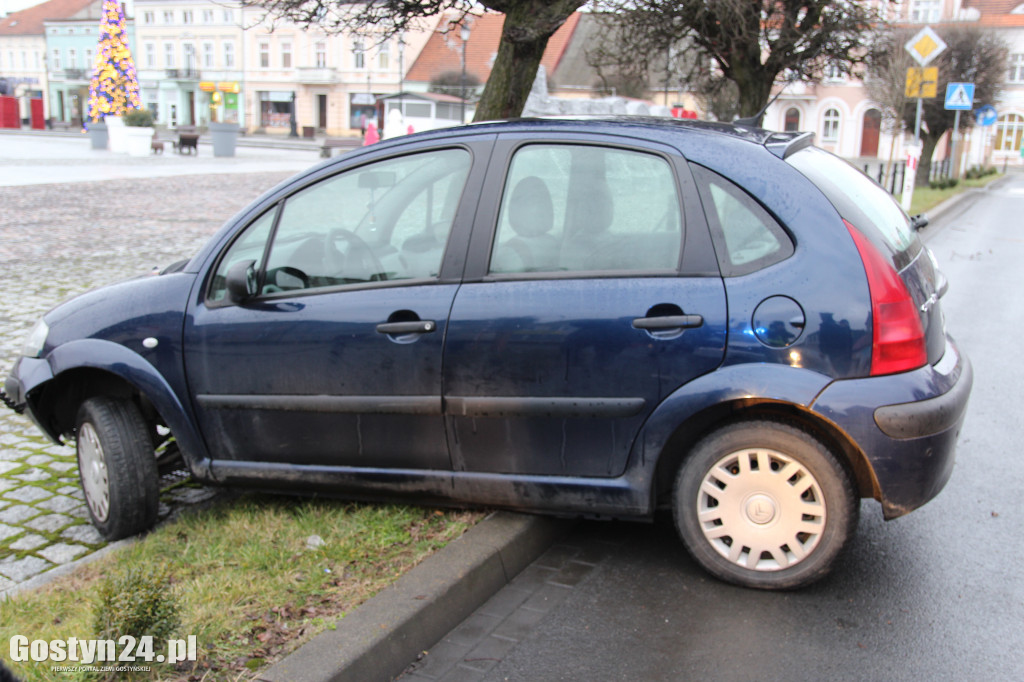 Samochód uderzył w barierki na rynku