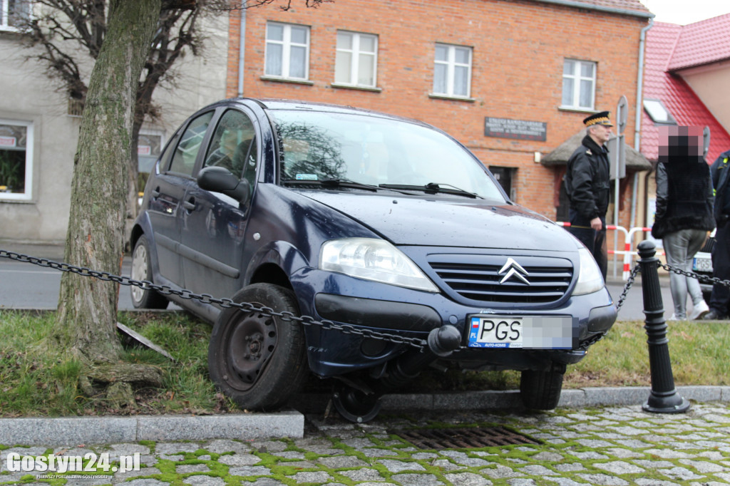 Samochód uderzył w barierki na rynku