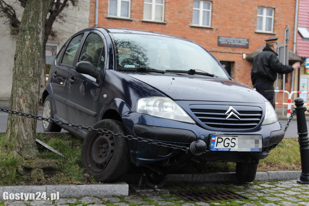 Samochód uderzył w barierki na rynku