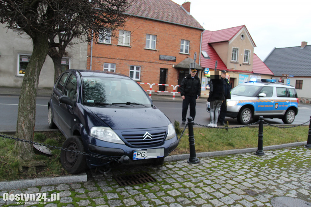 Samochód uderzył w barierki na rynku