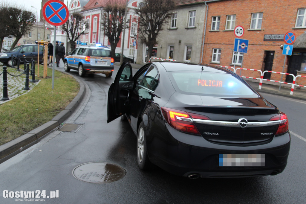 Samochód uderzył w barierki na rynku
