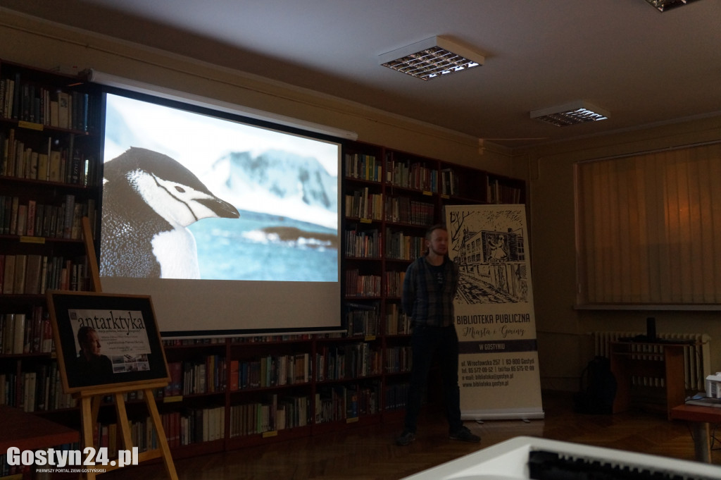 Piotr Horzela w gostyńskiej bibliotece