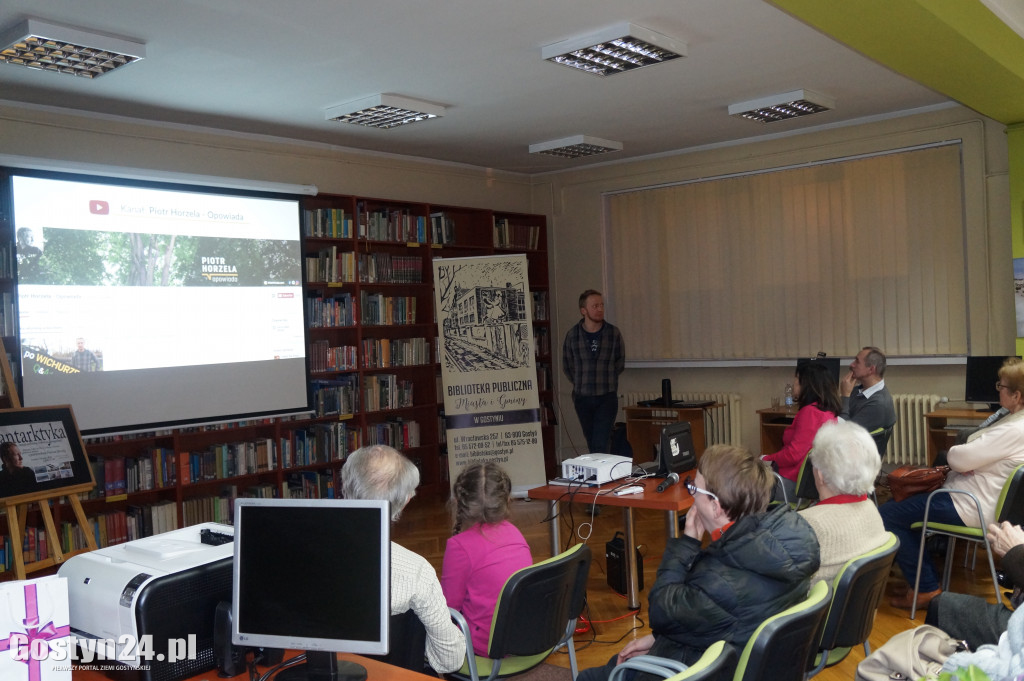 Piotr Horzela w gostyńskiej bibliotece