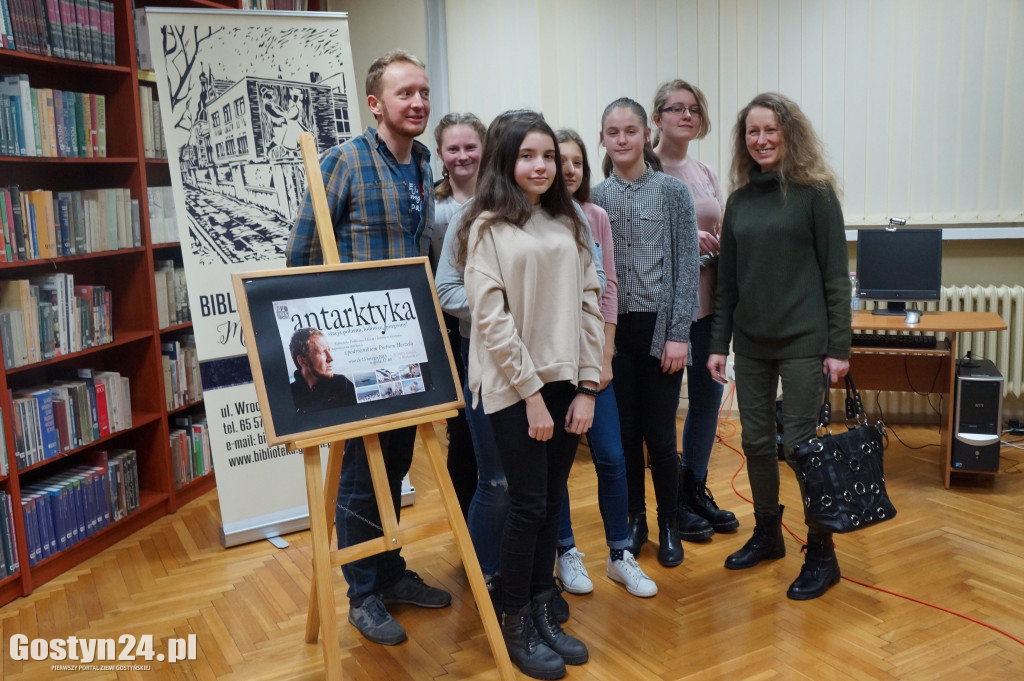 Piotr Horzela w gostyńskiej bibliotece