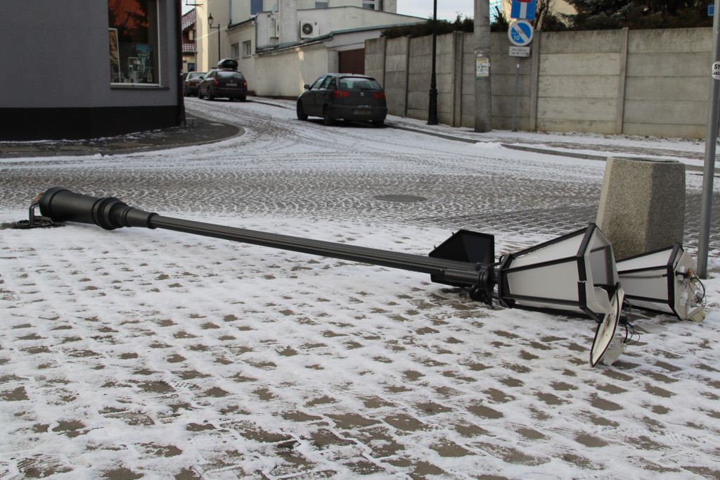 Kolizja z latarnią w centrum miasta