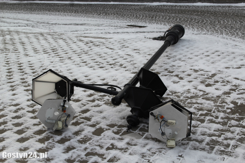 Kolizja z latarnią w centrum miasta