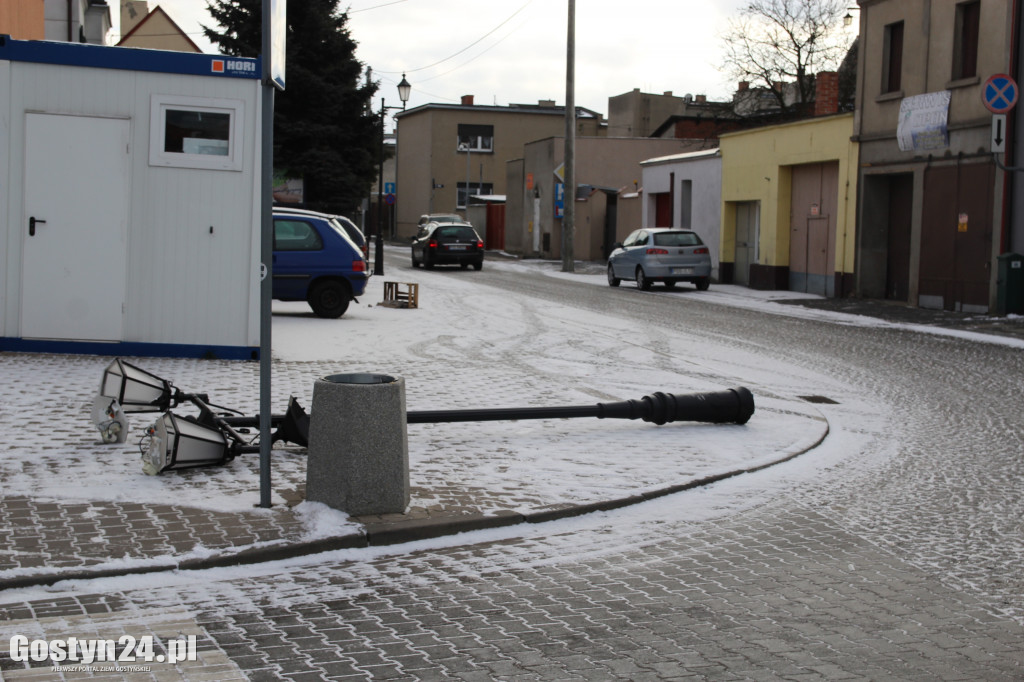 Kolizja z latarnią w centrum miasta