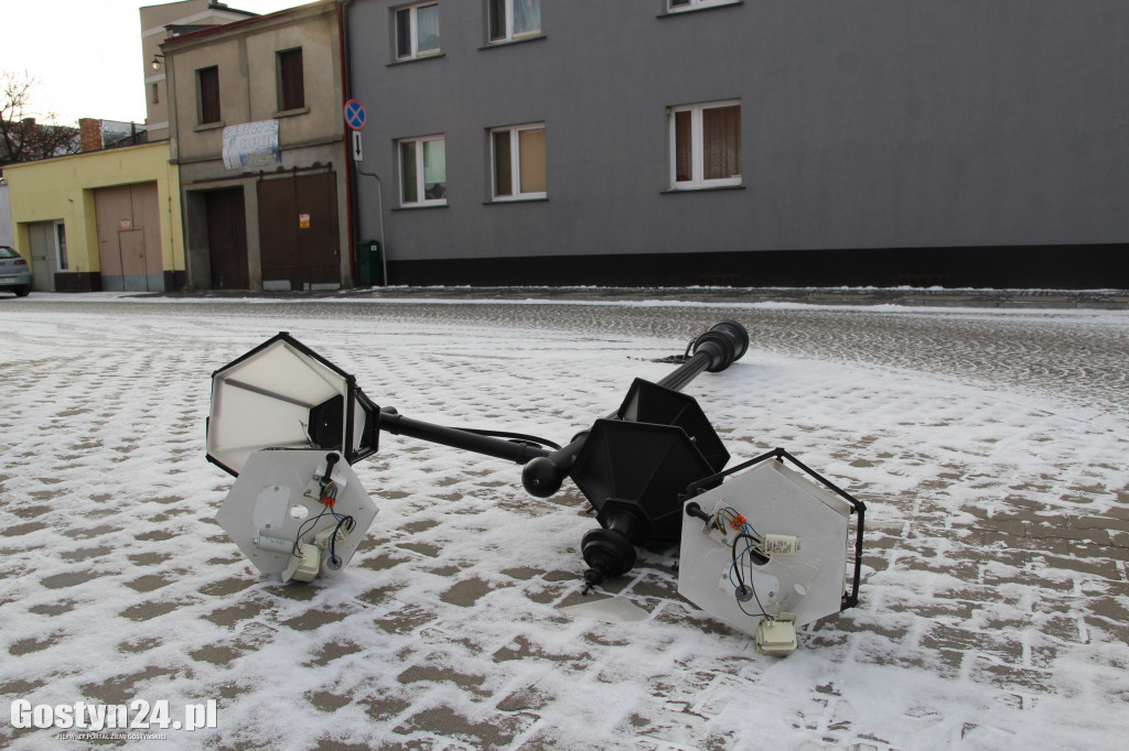 Kolizja z latarnią w centrum miasta