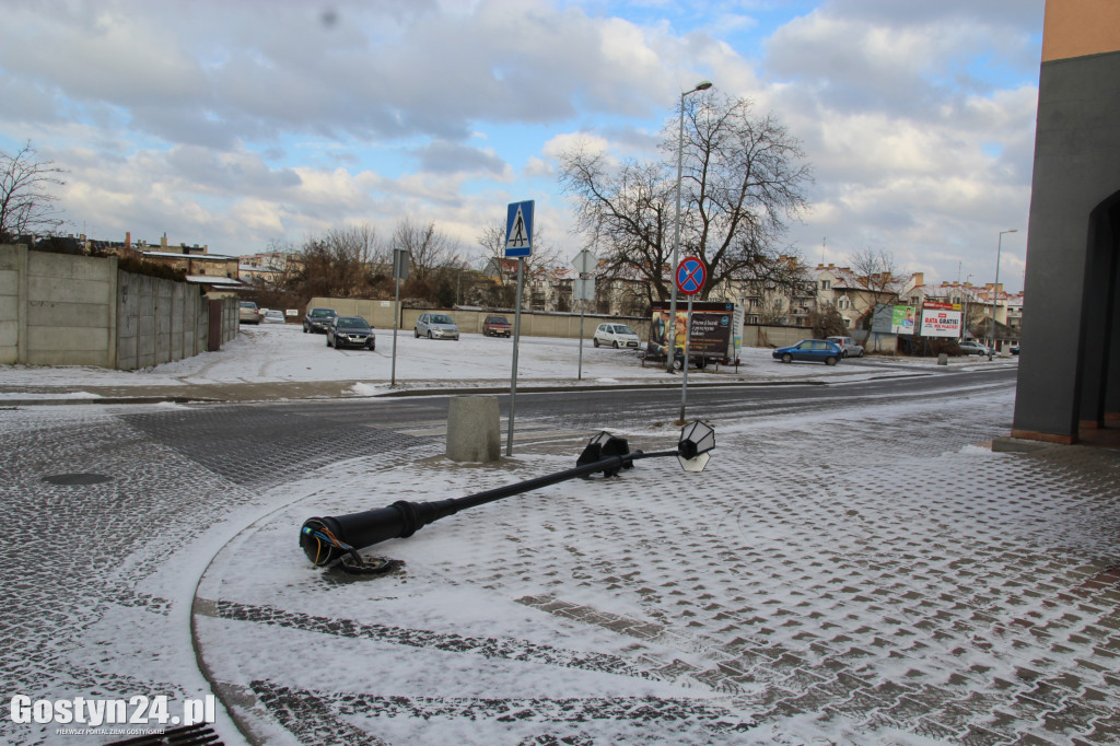 Kolizja z latarnią w centrum miasta