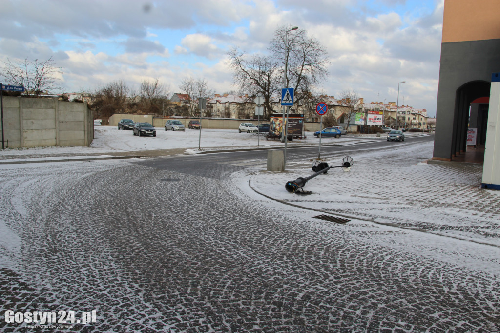 Kolizja z latarnią w centrum miasta