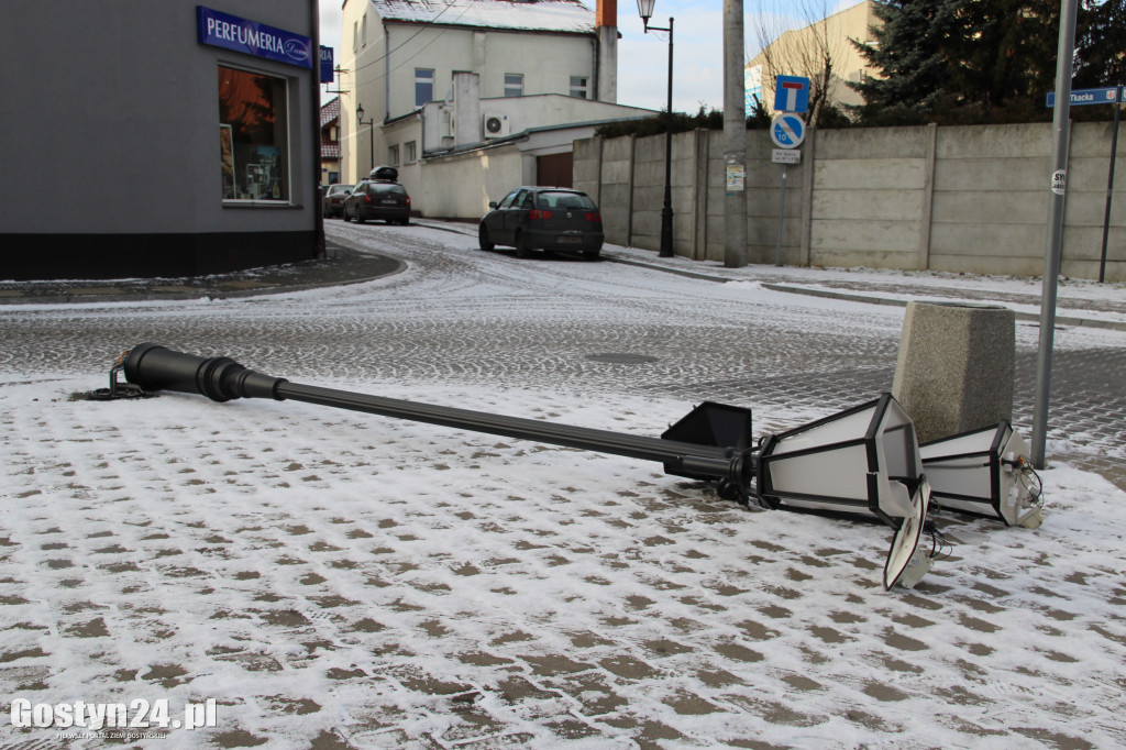 Kolizja z latarnią w centrum miasta
