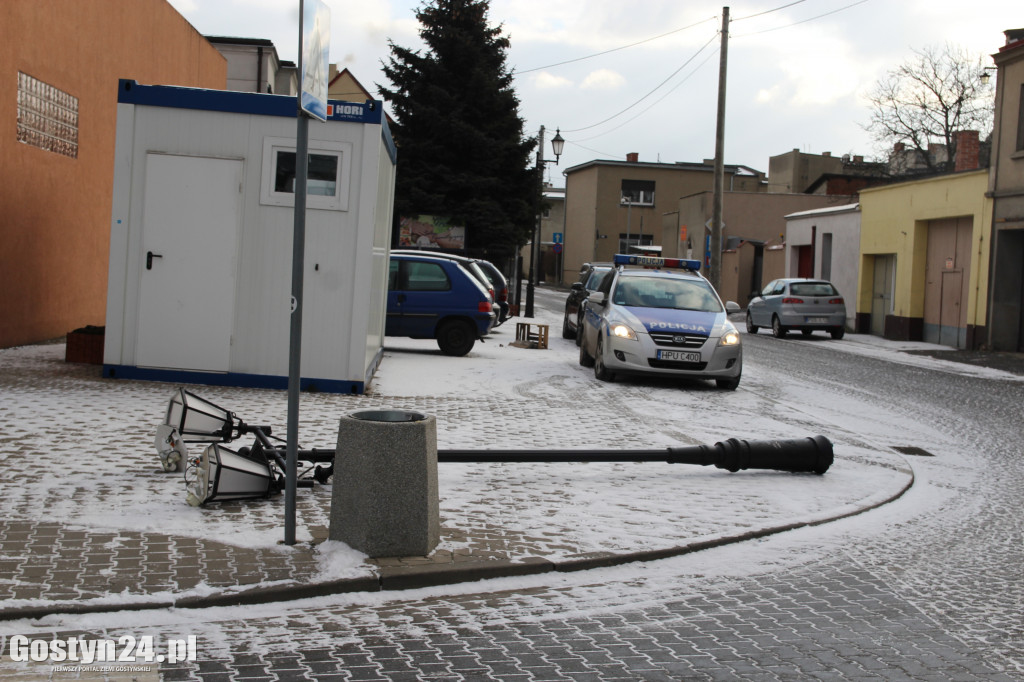 Kolizja z latarnią w centrum miasta