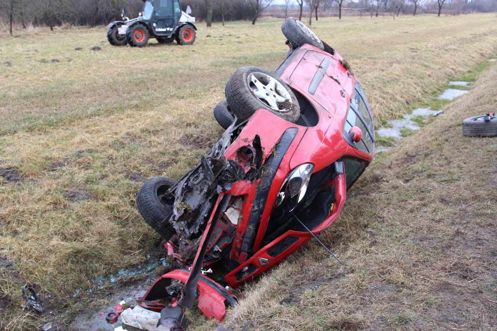 Dachowanie renault w Tanecznicy