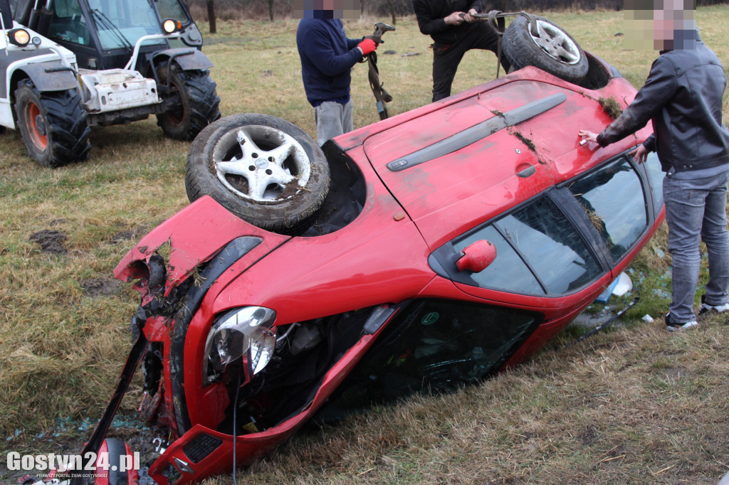 Dachowanie renault w Tanecznicy