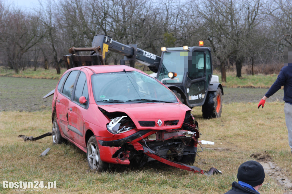 Dachowanie renault w Tanecznicy