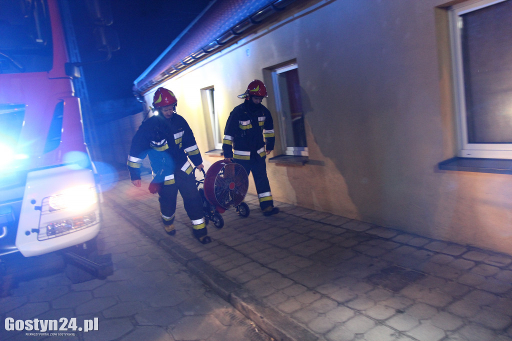 Pożar w budynku gospodarczym w Piaskach