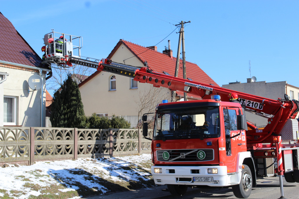 Strażacy mocowali dach w Brzeziu