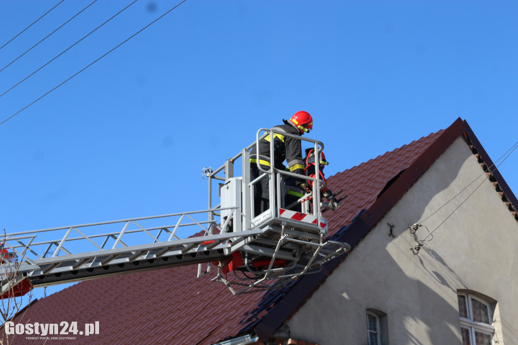 Strażacy mocowali dach w Brzeziu
