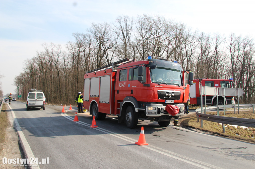 Zderzenie na skrzyżowaniu. Auta uszkodzone