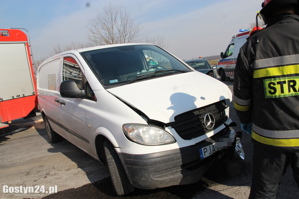 Zderzenie na skrzyżowaniu. Auta uszkodzone