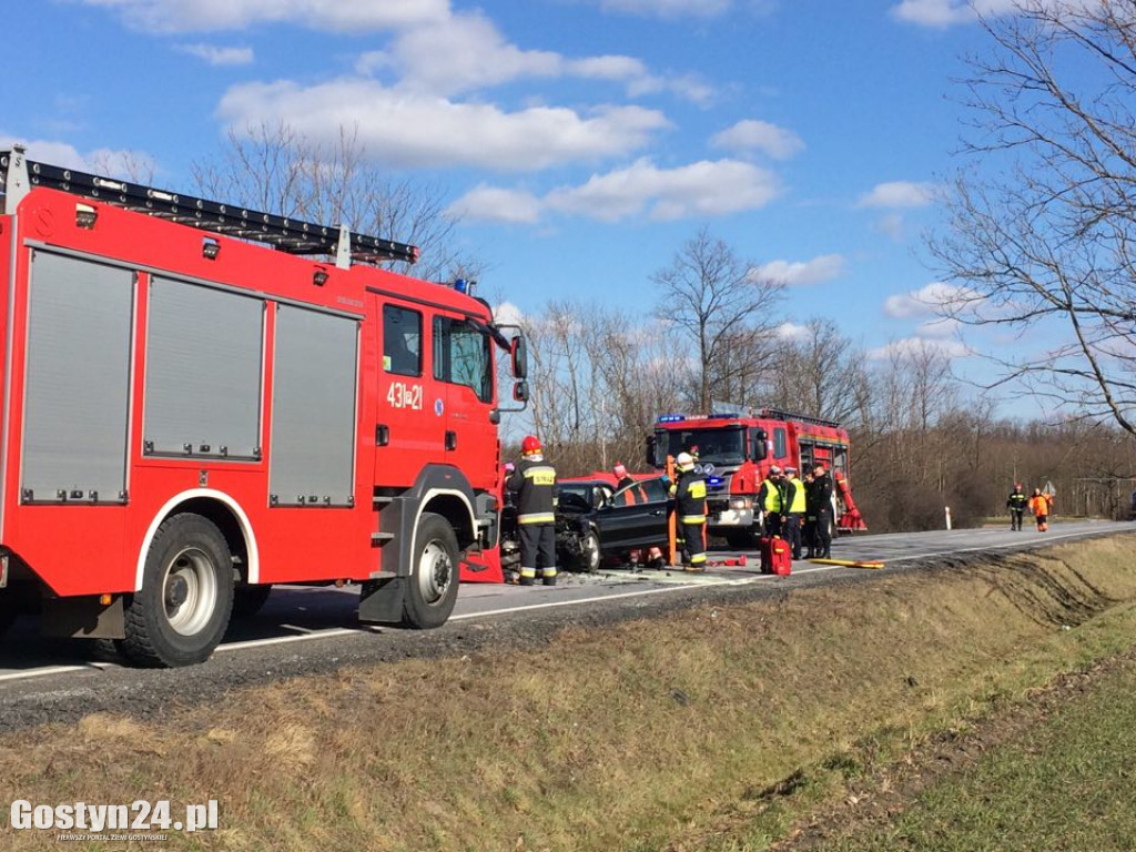 Czołowe zderzenie dwóch samochodów