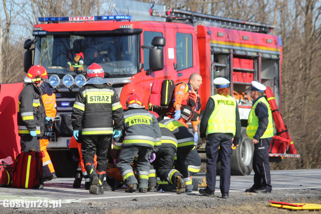 Czołowe zderzenie dwóch samochodów